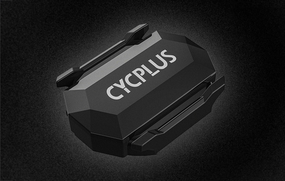Czarny czujnik prędkości i kadencji Cycplus C3 z logo na czarnym tle.
