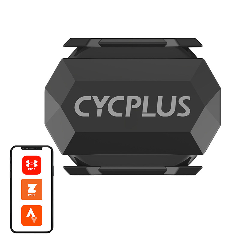 Czarny i minimalistyczny czujnik prędkości Cycplus z logo pokazany pod kątem bez zbędnych przewodów.