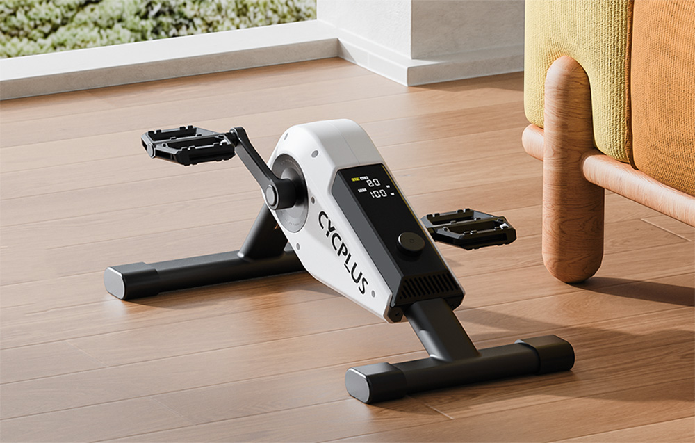 Mini rower rehabilitacyjny Cycplus DC1 stojący na drewnianej podłodze.
