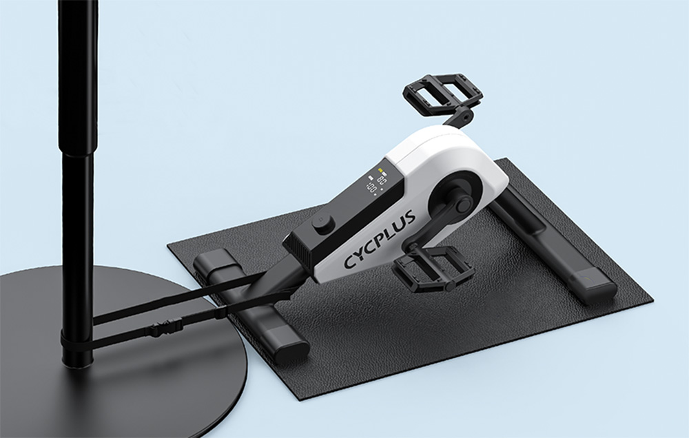 Zestaw Cycplus DC1 spięty stabilizującym pasem zabezpieczającym do nogi od fotela biurowego.