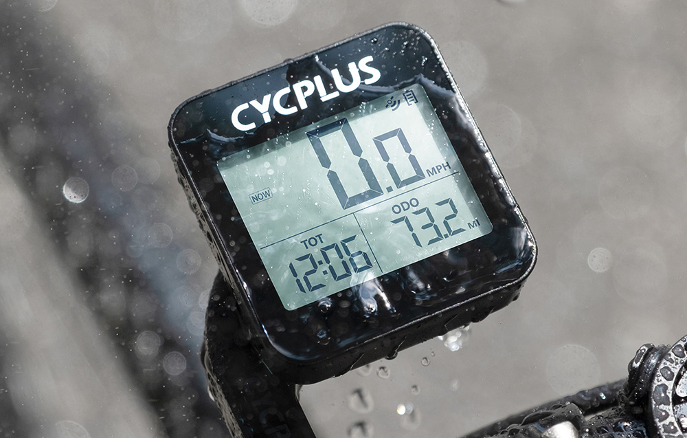 Cycplus G1 pracujący bezbłędnie na kierownicy podczas gwałtownych opadów deszczu dzięki normie IPX6.