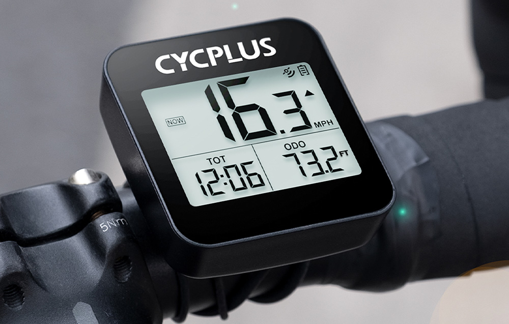 Nowoczesny licznik rowerowy Cycplus G1 zamontowany na kierownicy z włączonym modułem GPS.