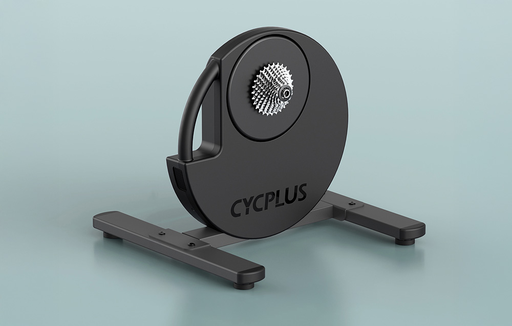 Czarny inteligentny trenażer rowerowy Cycplus R200 o smukłej konstrukcji typu Direct Drive.