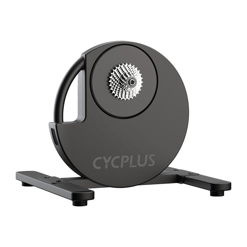 Rower szosowy z łańcuchem opartym stabilnie o zainstalowany moduł trenażera Cycplus R200.