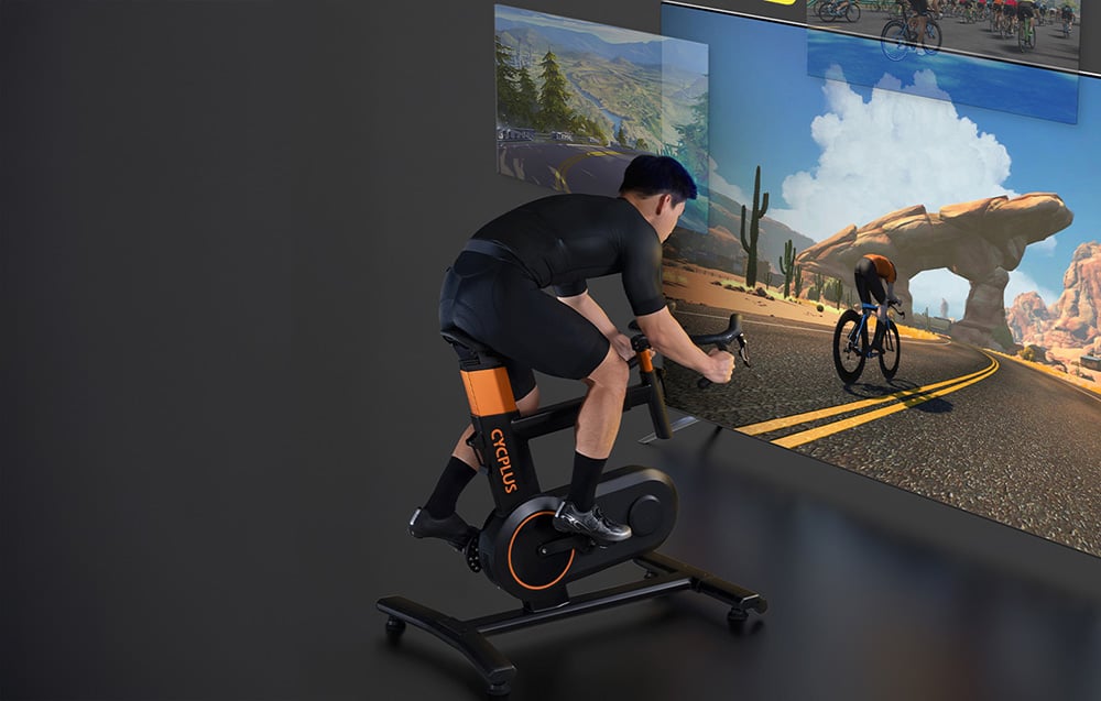 Rower Cycplus T7 zintegrowany z aplikacją treningową wyświetlaną na dużym ekranie w domowym salonie.
