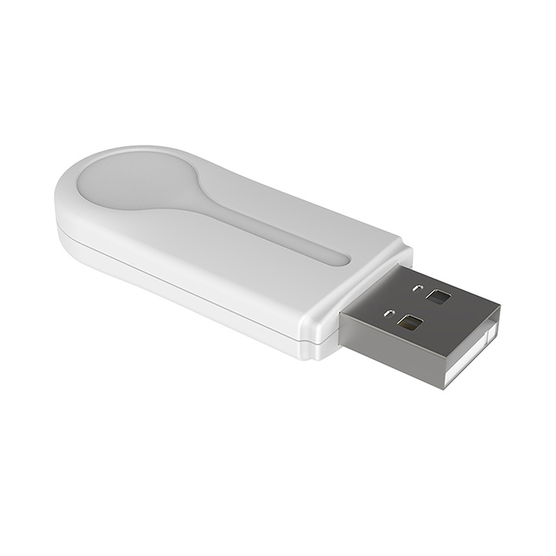 Miniaturowy adapter USB Cycplus U10 podłączony do portu w laptopie w celu obsługi aplikacji treningowej.