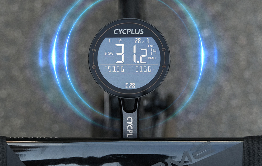 Komputer Cycplus z wyświetlaczem zamontowany na stabilnym uchwycie Z3 wysuniętym przed zintegrowaną kierownicę.