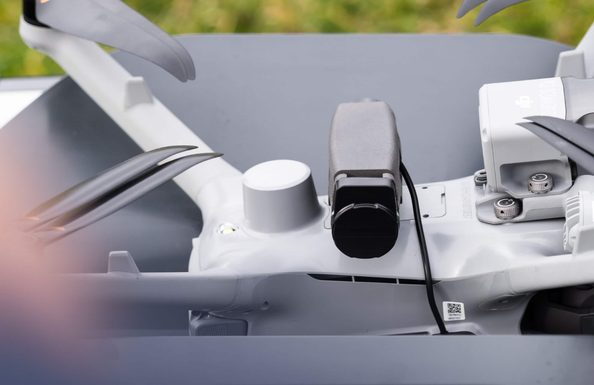System spadochronowy Kronos M4D zamontowany na DJI Matrice 4D – widok instalacji.