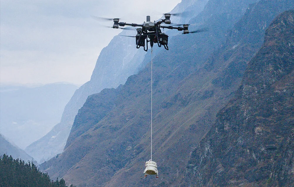 Wciągarka DJI DELIVERY FlyCart 100 – transport cylindrycznego ładunku w górach