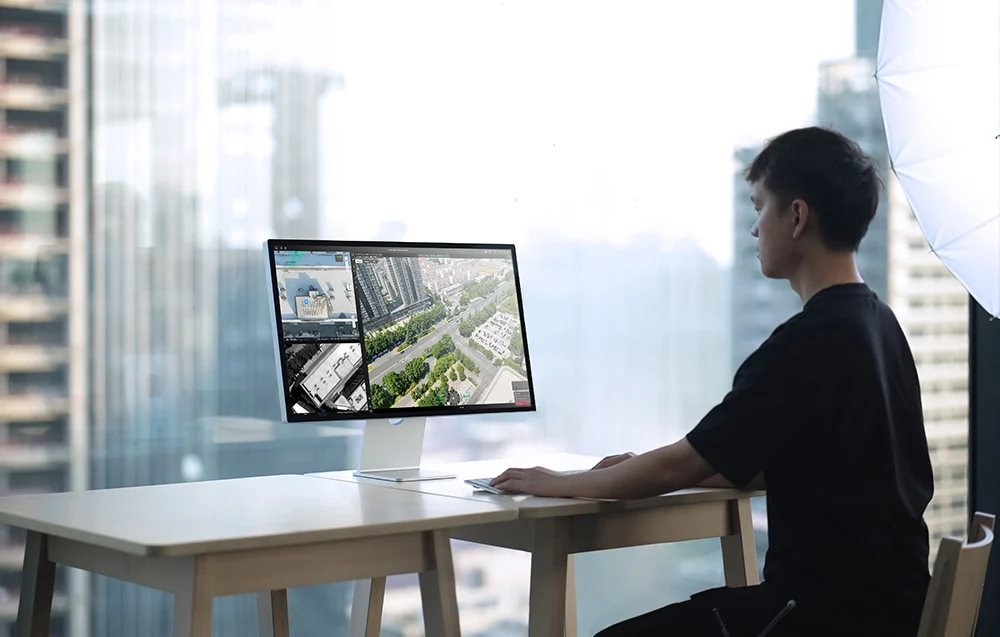 Operator analizujący mapę sygnału w DJI FlightHub 2
