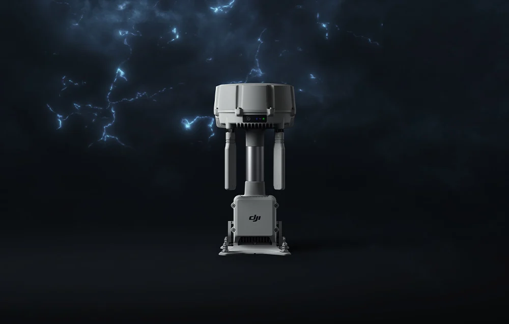DJI O4 Ground Station na statywie z antenami