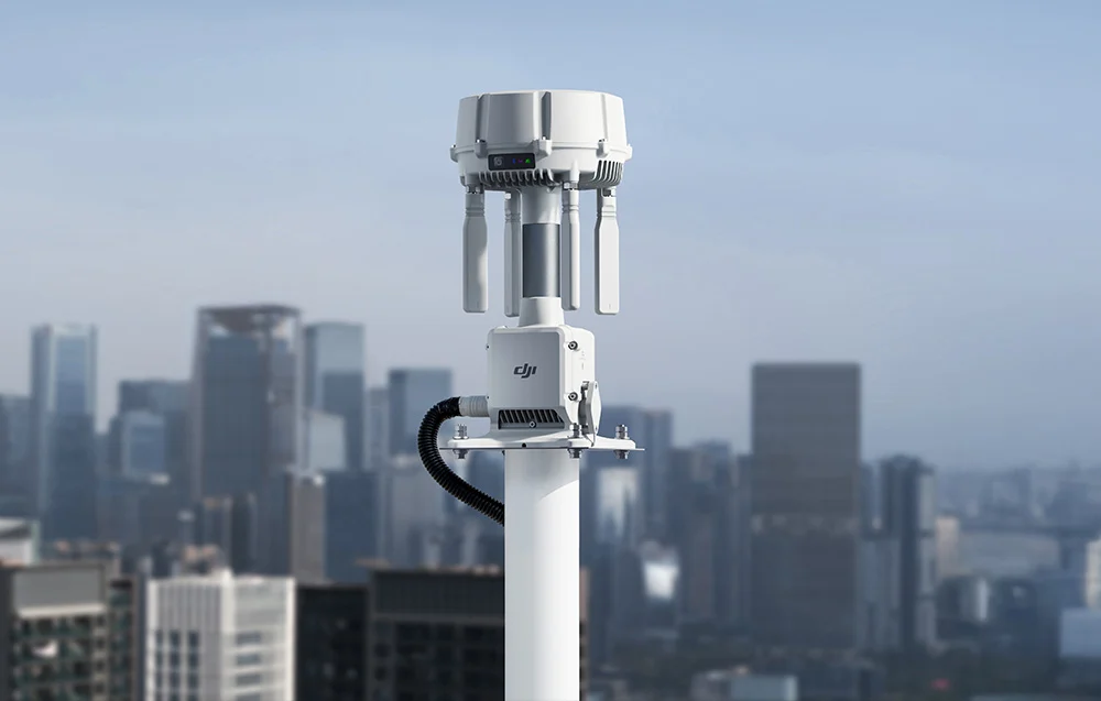 DJI O4 Ground Station zamontowana na maszcie w środowisku miejskim