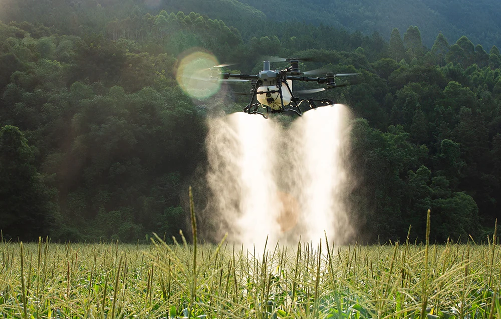 DJI Agras T100 z systemem opryskowym LS100