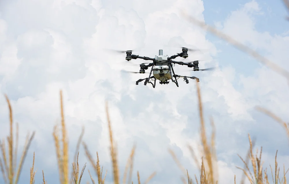 DJI Agras T100 z systemem rozsiewu 4.0