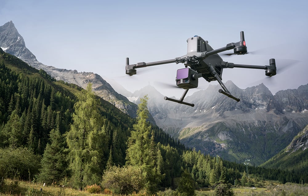 Dron DJI z kamerą Zenmuse L3 lecący nad lasami i górami