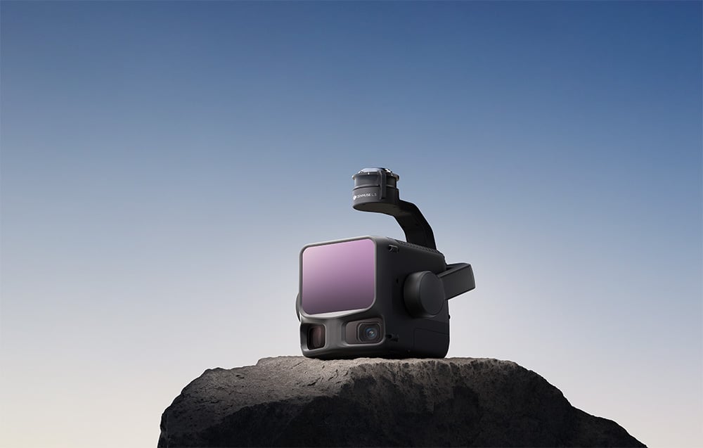 Kamera DJI Zenmuse L3 z dużym wyświetlaczem ustawiona na skale na gradientowym tle