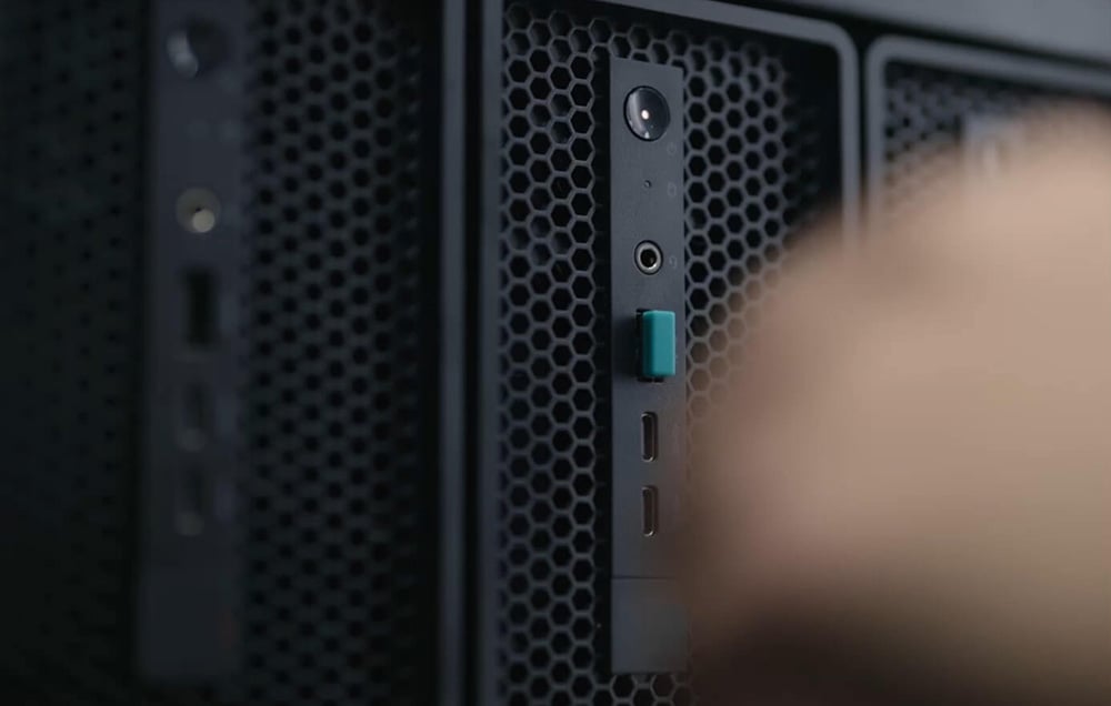 Panel przedni komputera FlightHub 2 AIO z widocznymi portami i podłączonym donglem USB