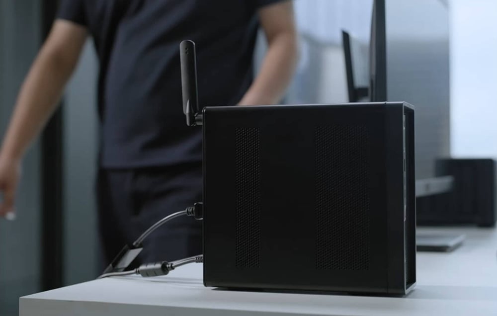 Tył stacji roboczej FlightHub 2 AIO z antenami Wi-Fi i podłączonymi kablami