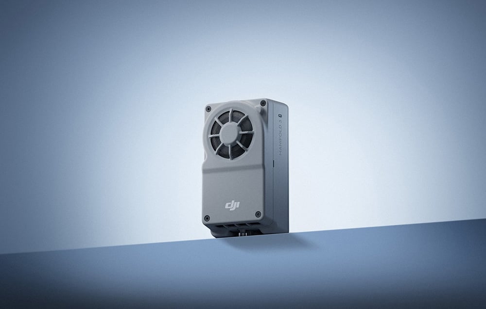 komputer pokładowy do dronów na jasnym, niebieskim tle