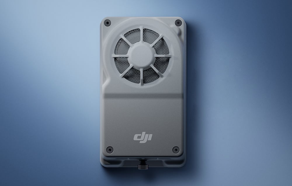 kompaktowy komputer podkładowy do dronów na niebieskim tle