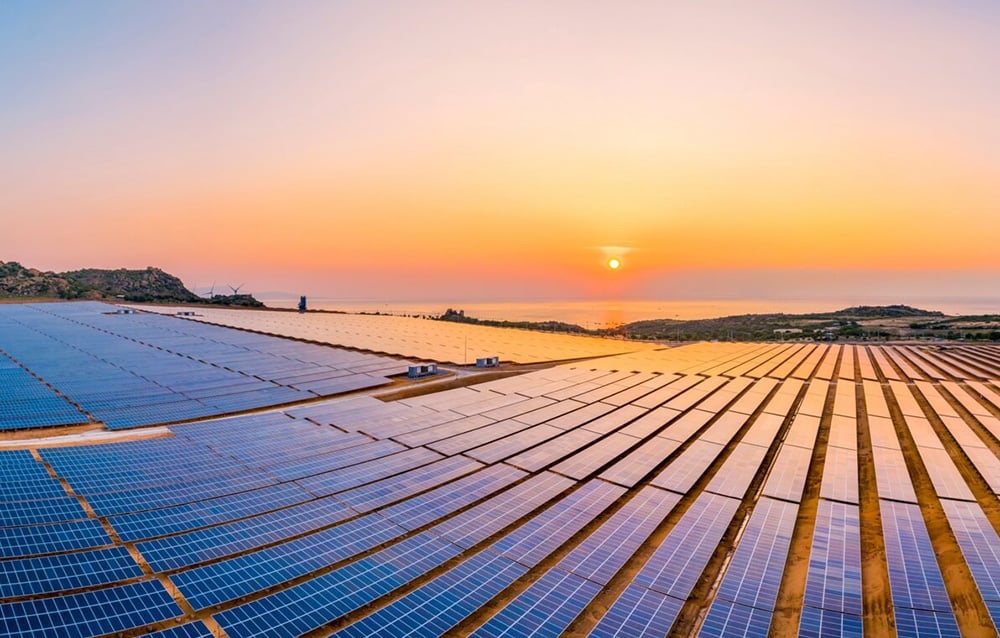 rozległa farma fotowoltaiczna o zachodzie słońca