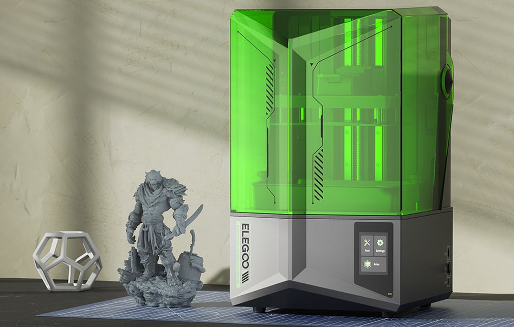 Drukarka żywiczna 3D ELEGOO Saturn 4 na biurku