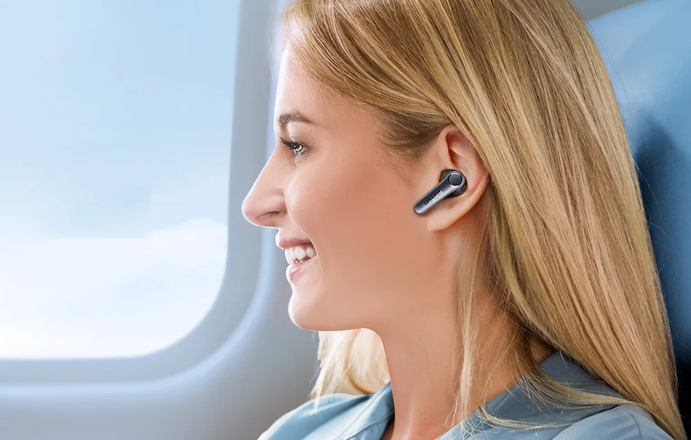 Czarne słuchawki bezprzewodowe TWS EarFun Air Pro 4 w eleganckim etui ładującym.