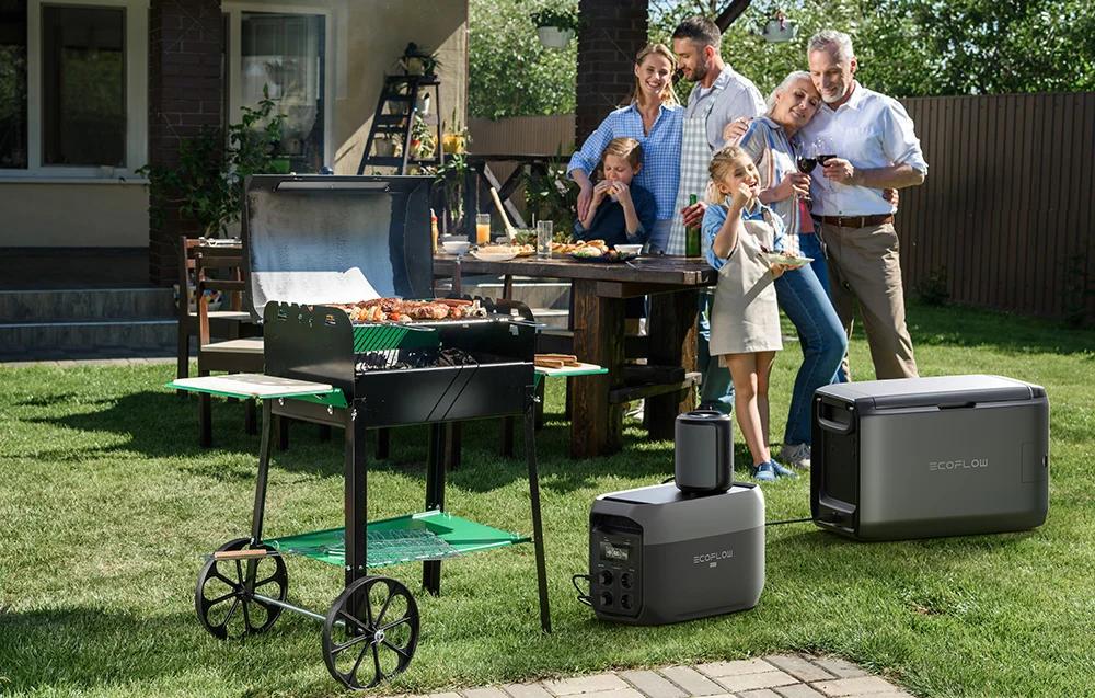 Rodzina spędzająca czas w ogrodzie przy grillu z wykorzystaniem stacji EcoFlow