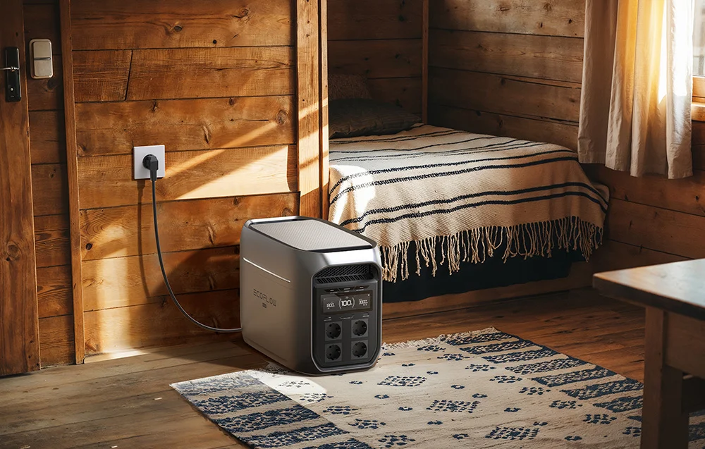 Ładowanie stacji EcoFlow w sypialni drewnianego domku