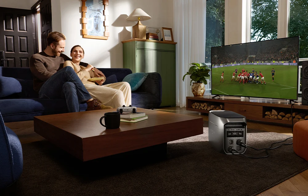 Rodzina oglądająca mecz w salonie zasilanym przez stację EcoFlow DELTA 3 Max Plus