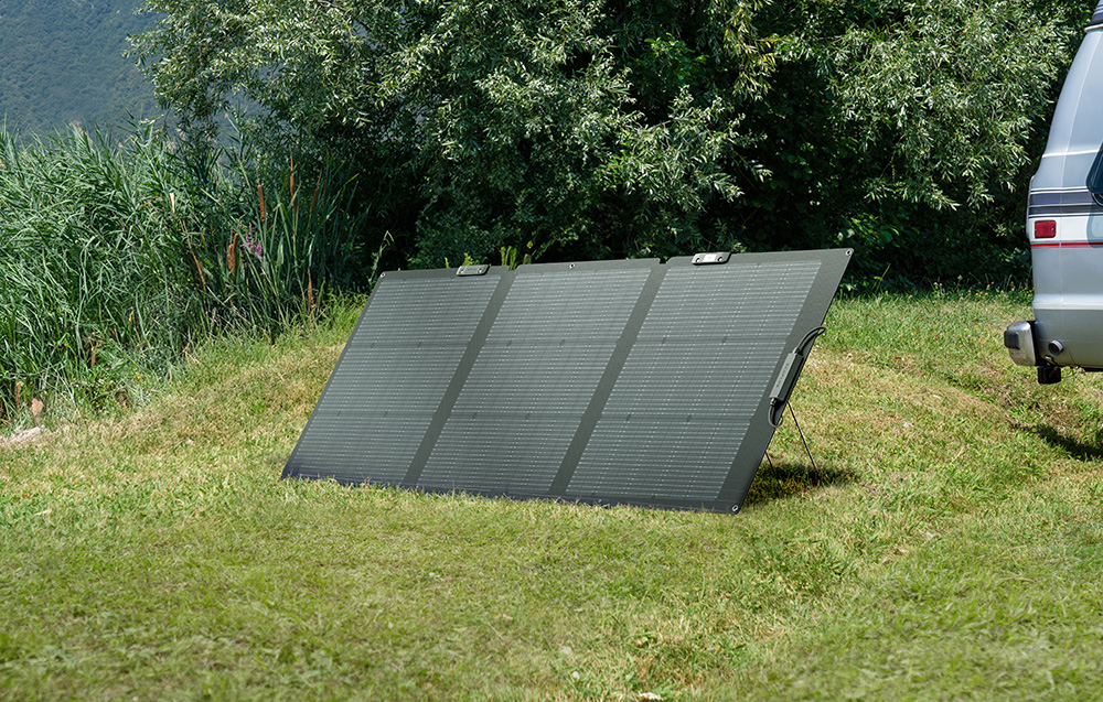 Rozłożony panel fotowoltaiczny ustawiony na trawie