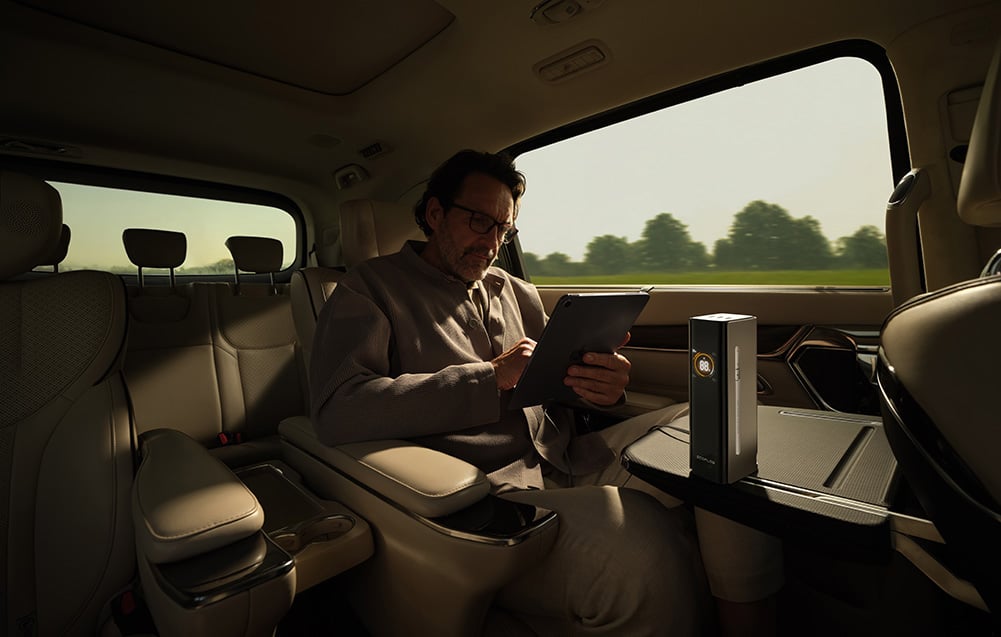 Mężczyzna w okularach korzysta z tabletu w kamperze