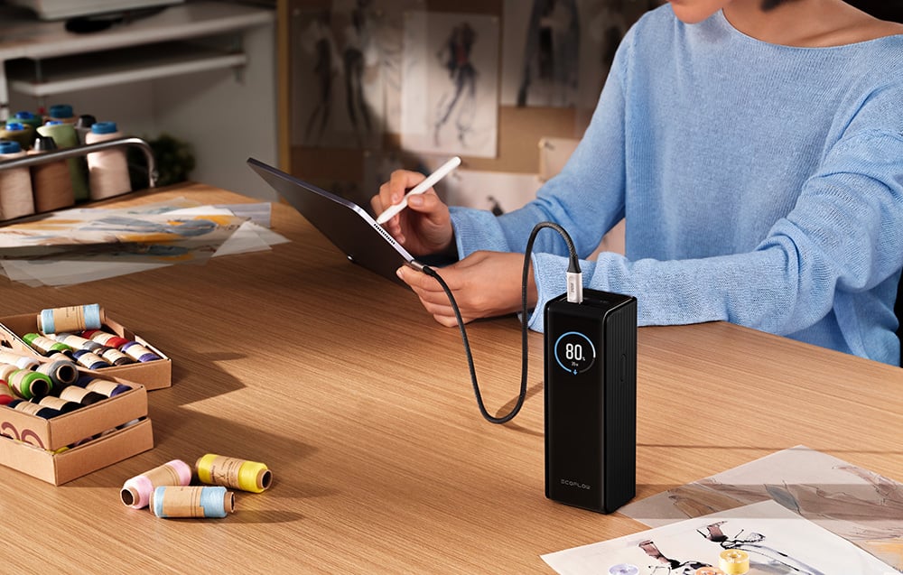 Power bank EcoFlow RAPID Pro przy pracy z tabletem