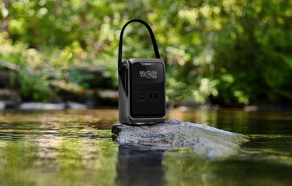 EcoFlow TRAIL 200 DC stojąca na kamieniu w płytkim strumieniu