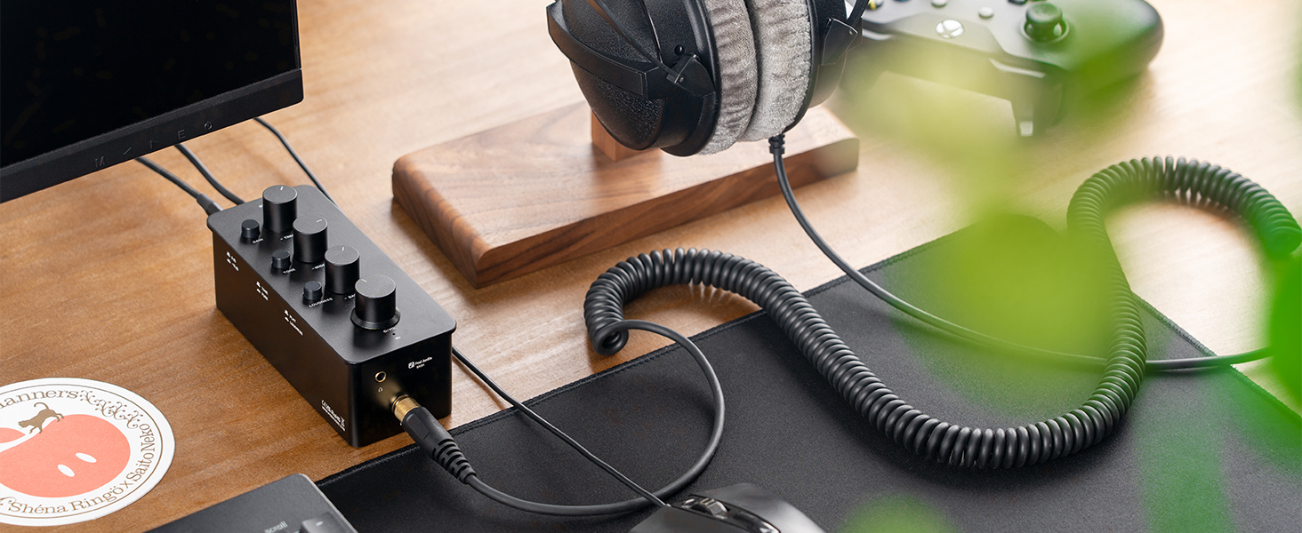 Fosi Audio SK01 – przenośny wzmacniacz słuchawkowy i preamp; widok ogólny na tle desktopu