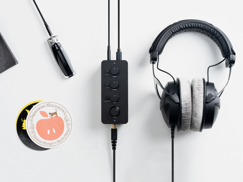 Fosi Audio SK01 – pokrętła Bass, Middle, Treble oraz przełączniki PURE/TONE i Loudness, prawa strona panelu