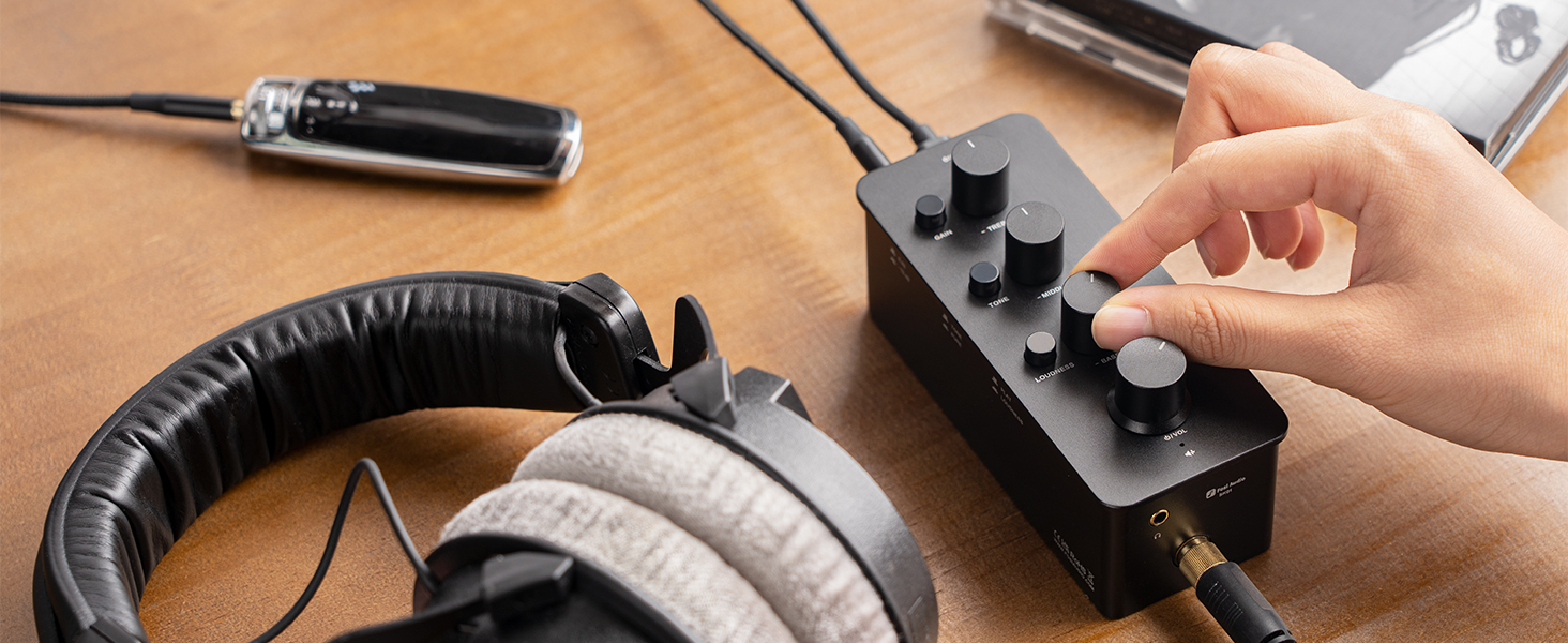 Fosi Audio SK01 – zbliżenie na trójpasmową korekcję; podkreślone możliwości dostrojenia brzmienia