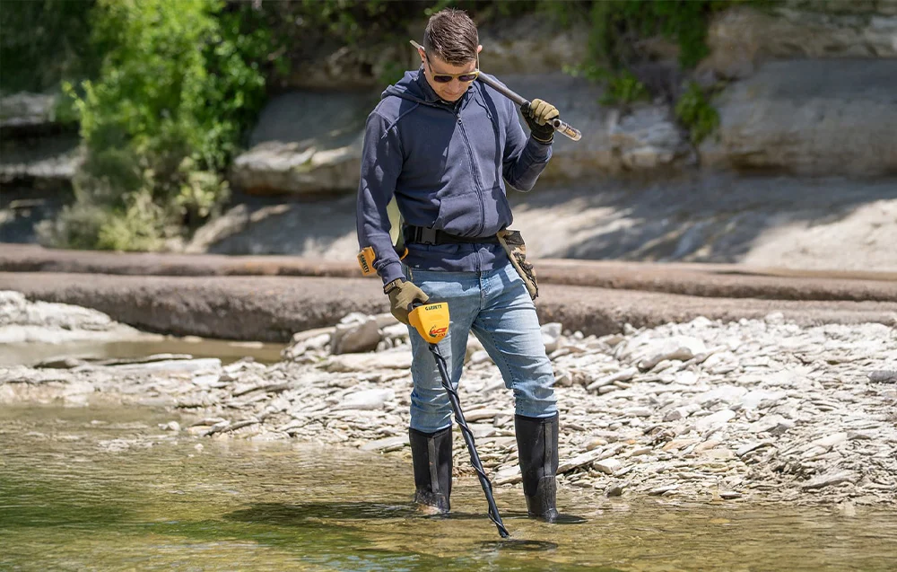 Widok profilowy na konstrukcję z żółtym sterownikiem, gąbkowym uchwytem i kablem sygnałowym od sondy dolnej.