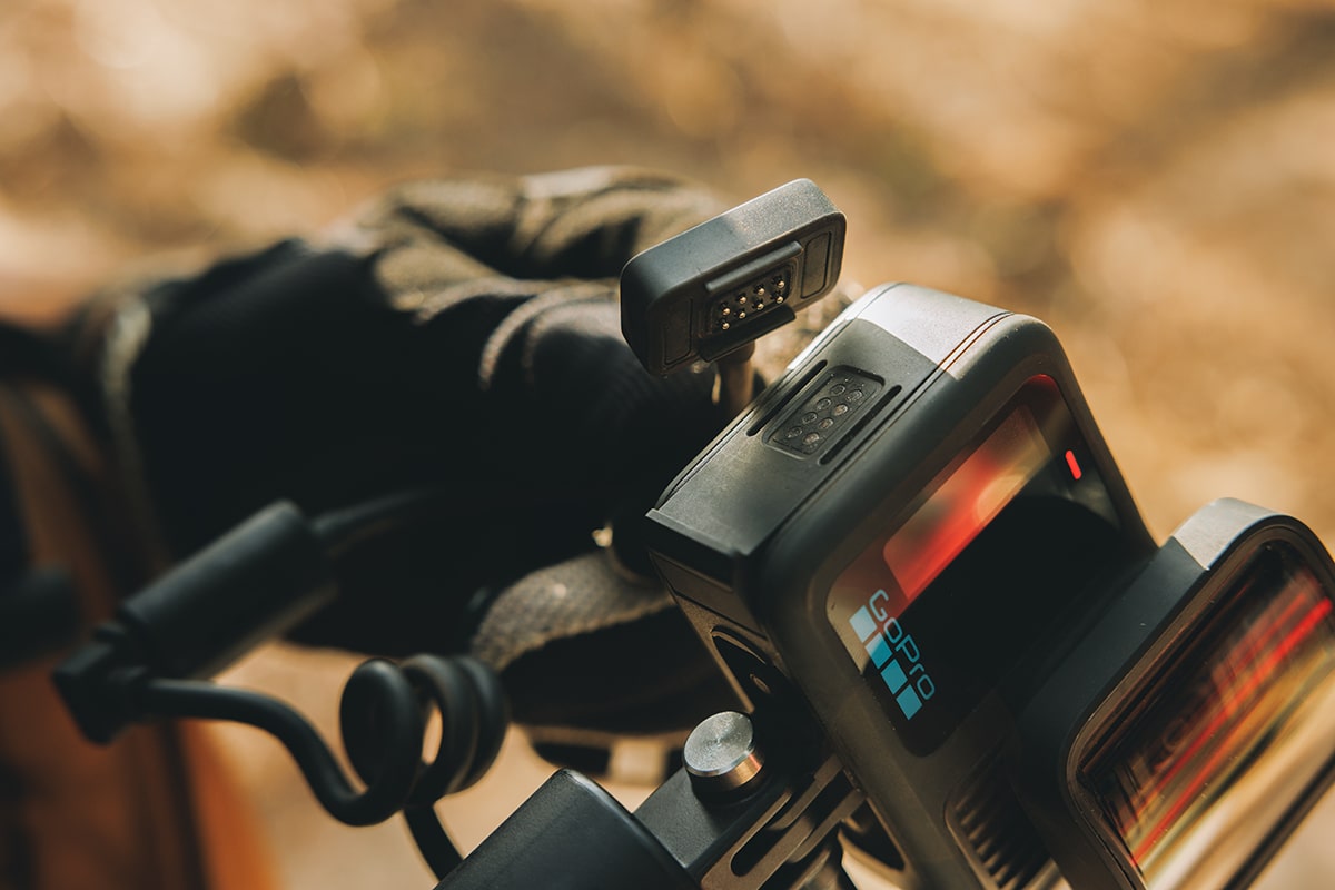 GoPro Contacto - Magnetyczne drzwiczki z kablem zasilającym