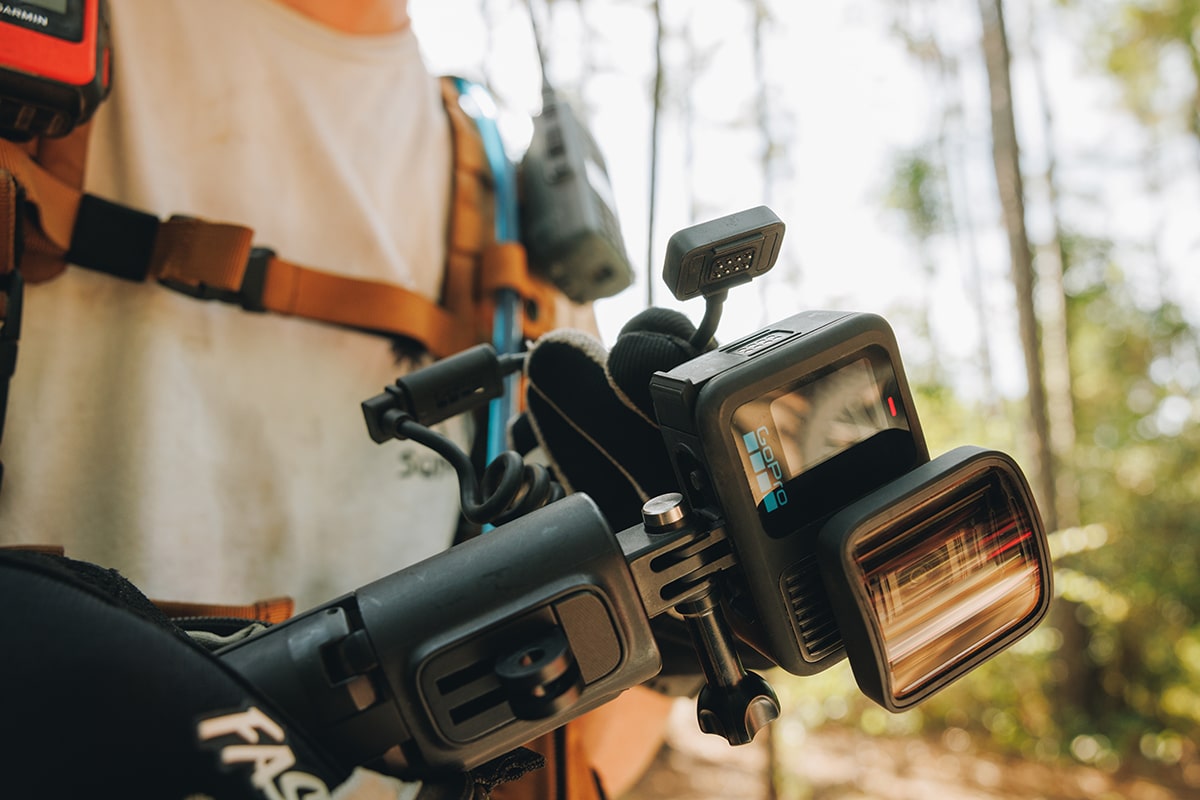 GoPro Contacto - Magnetyczne drzwiczki z kablem zasilającym