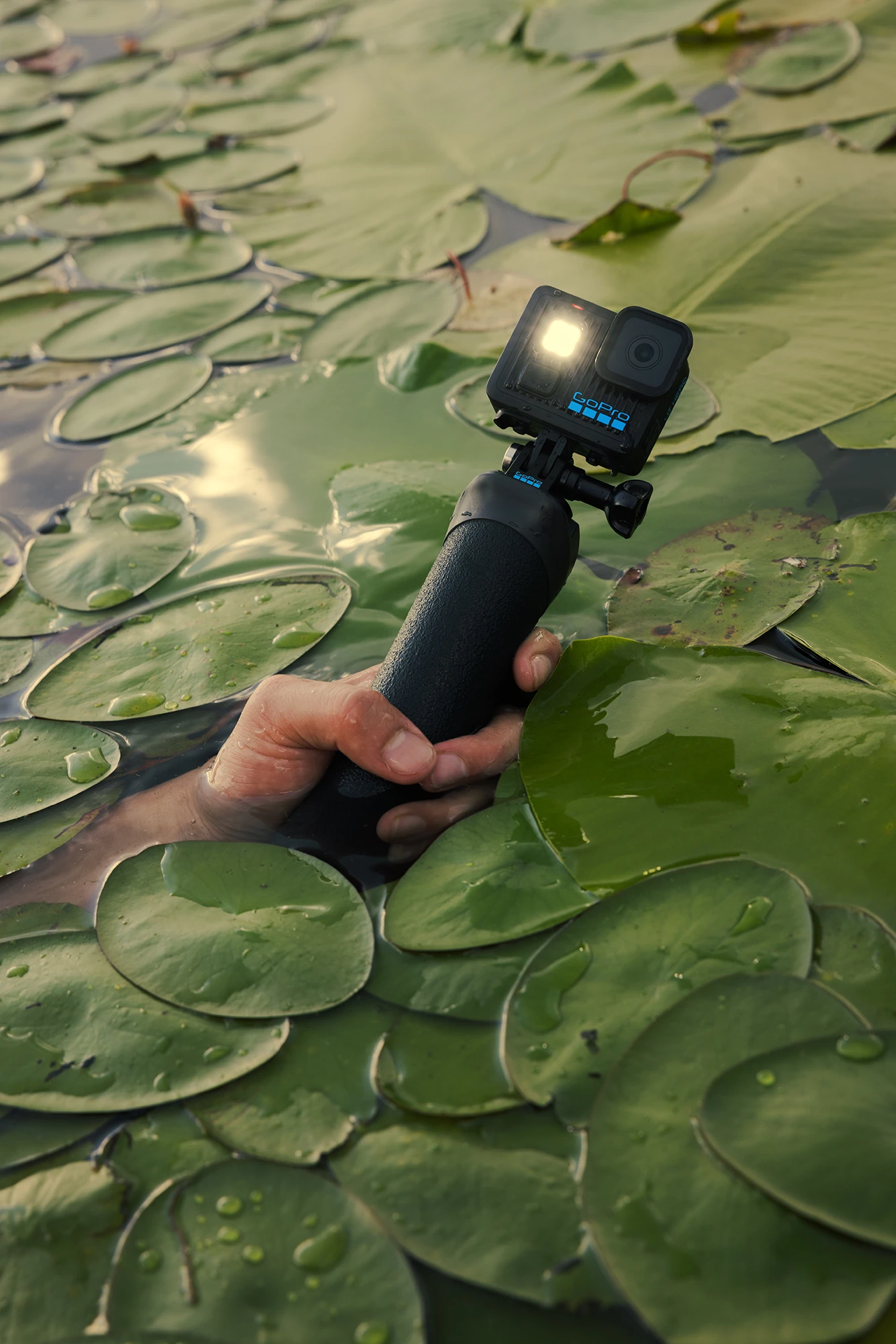 LIT HERO – kompaktowa kamera przygodowa z lampą, Wi-Fi/Bluetooth i USB-C.