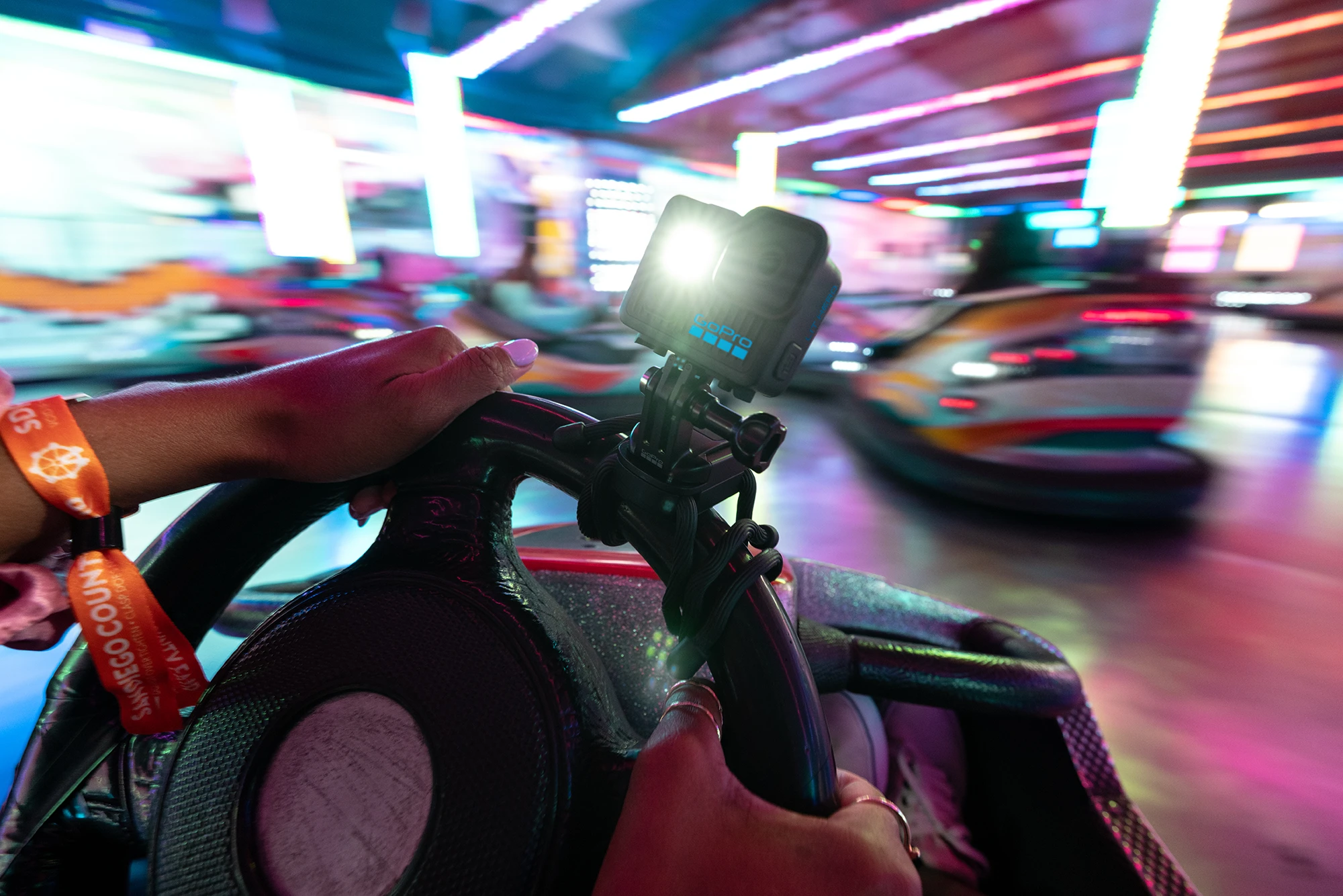 LIT HERO – lekka kamera akcji ~93 g z dotykiem 1,76″, wbudowanym światłem i 4K60 do płynnych ujęć.