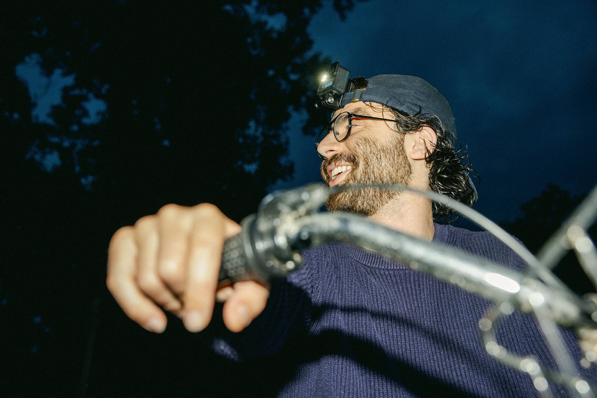 LIT HERO – kompaktowa kamera 4K60 z 2× slow motion, uszkami GoPro i gwintem 1/4″-20 do szybkiego montażu.