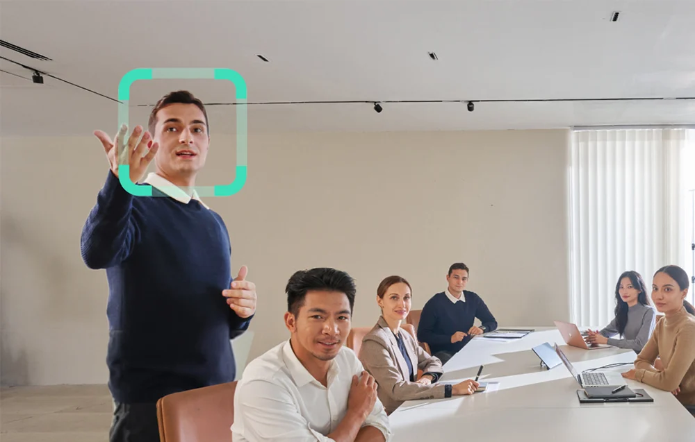 Ruchomy teleobiektyw z gimbalem w centralnej części panelu Insta360 Connect