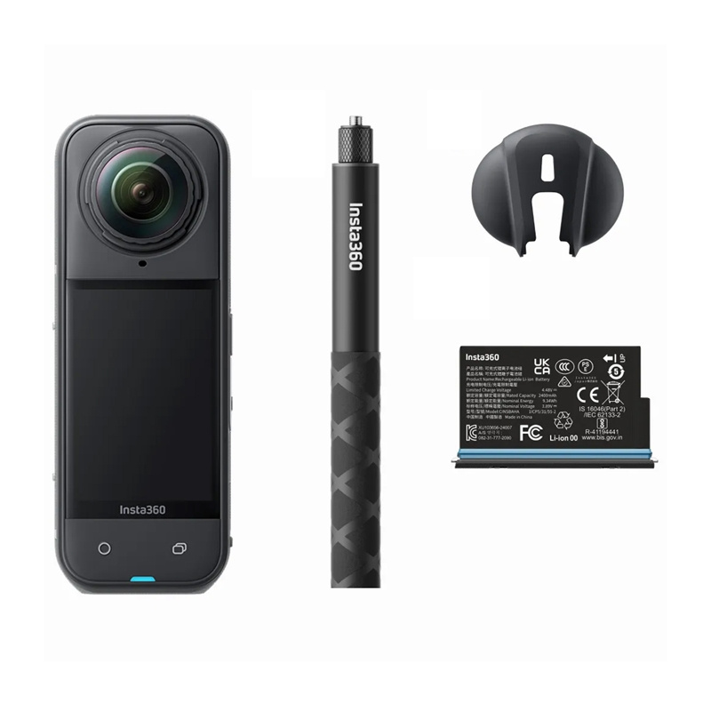 Insta360 X5 z widoczną otwartą klapką modułu akumulatora