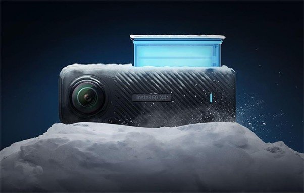 Mocowanie kamery Insta360 na uchwycie pokryte kroplami wody
