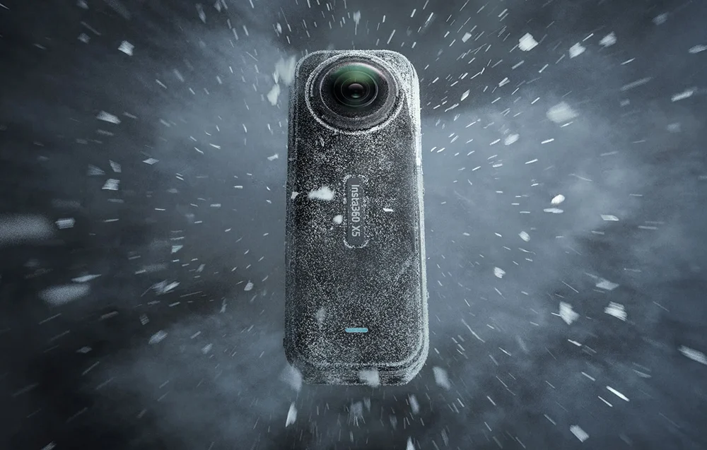 Insta360 X5 z wystającą na mrozie, odporną obudową i obiektywem