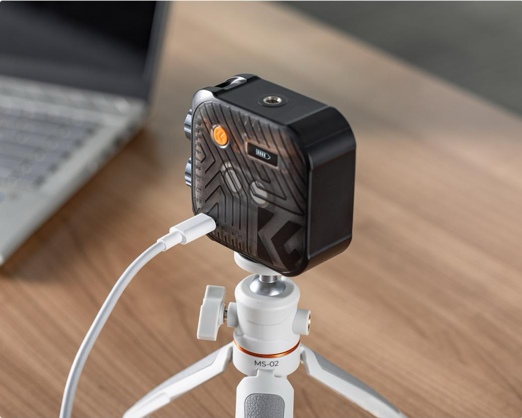Pełny zestaw fotograficzny zawierający lampę K&F Concept KF34.036, kabel USB-C oraz zaczep i smyczkę.