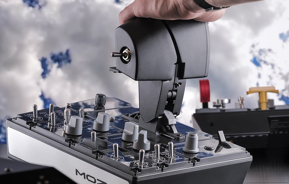 Użytkownik obsługujący przepustnicę Moza MTP AS008 w symulatorze lotu na tle nieba