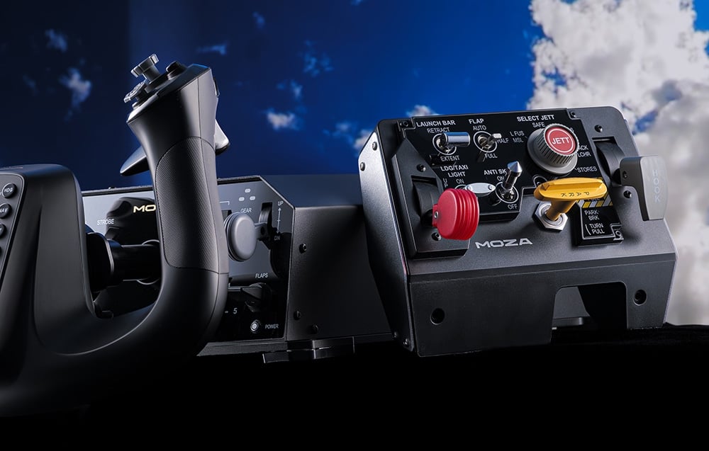 Moza Racing MTLP AS009 panel startowania obok wolantu w kokpicie symulatora